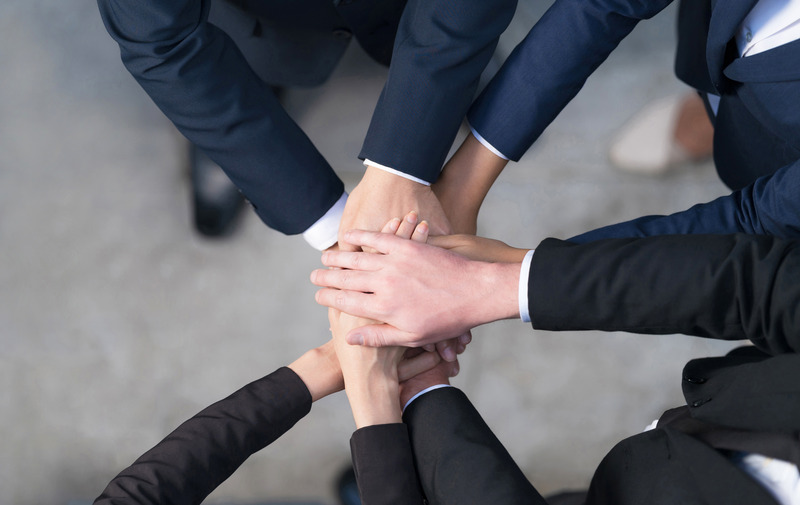 Pessoas unindo as mãos em equipe